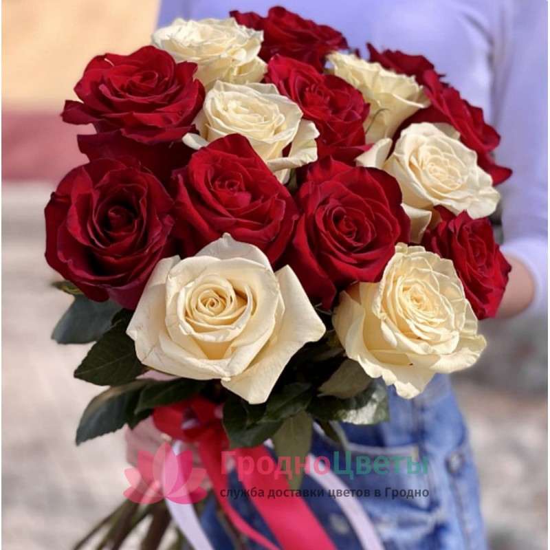 Букет красных и белых роз с лентой