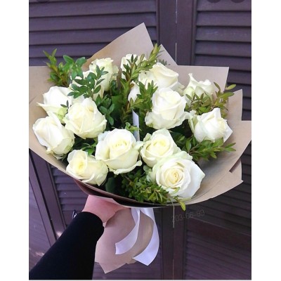 Букет "Белые розы с зеленью"