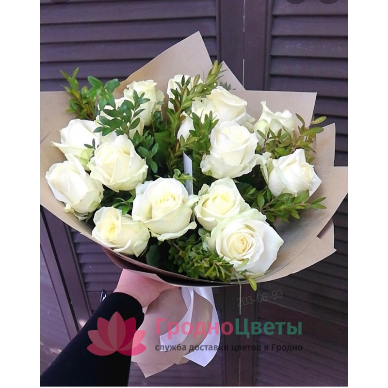 Букет "Белые розы с зеленью"
