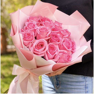  Букет розовых роз в упаковке 
