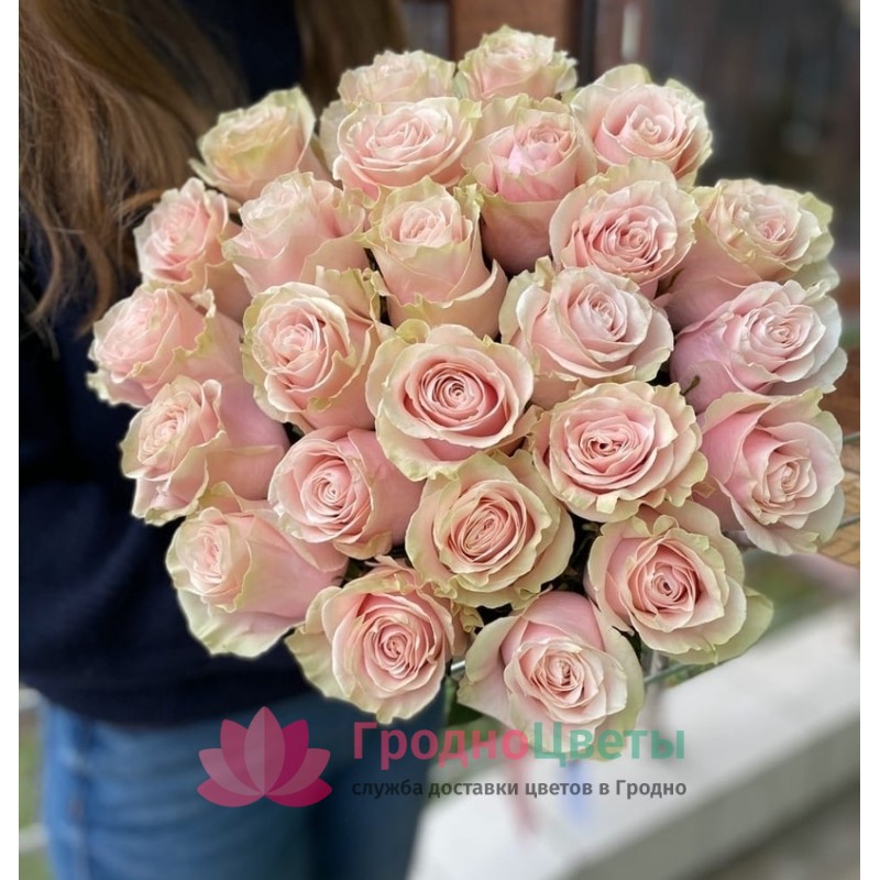 Букет розовых роз с лентой