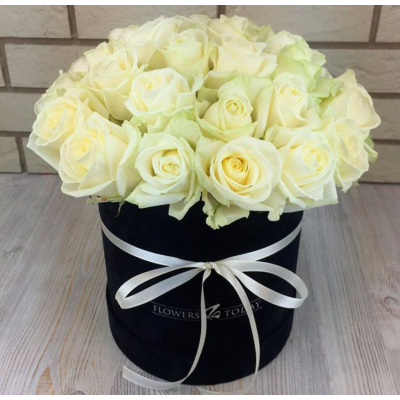 Шляпная коробка с  белыми розами
