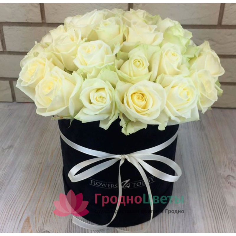 Шляпная коробка с  белыми розами