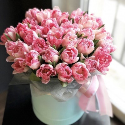 Шляпная коробка с пионовидными тюльпанами